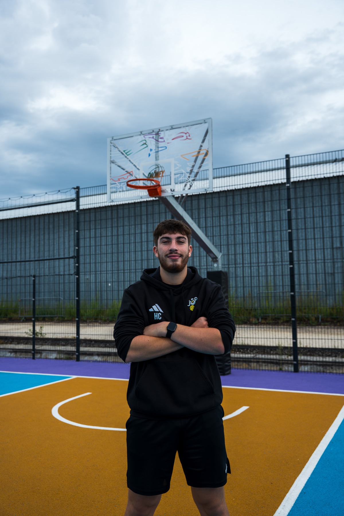 Hugo Crespinee, préparateur physique KNTX, sur un terrain de basket